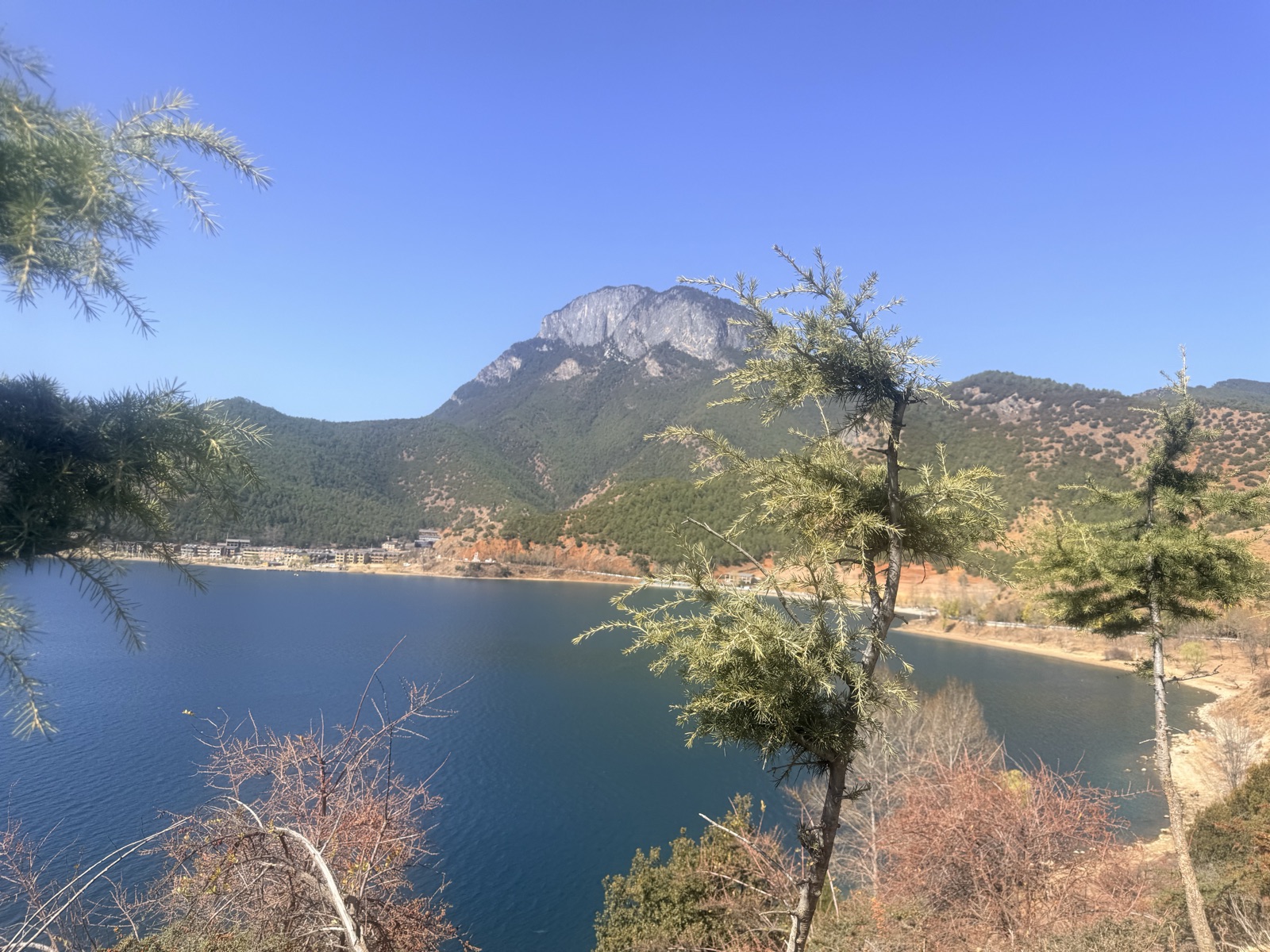 从泸沽湖畔远眺格姆女神山的岩石山顶