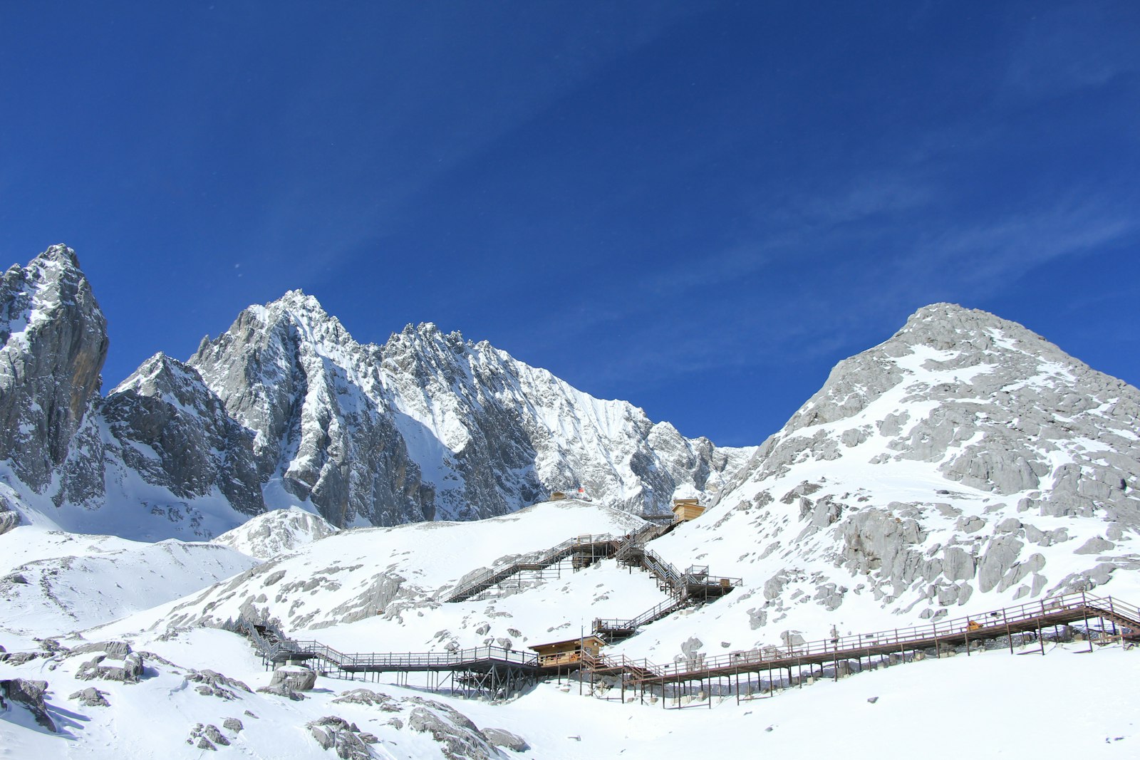 玉龙雪山雪峰与高山栈道