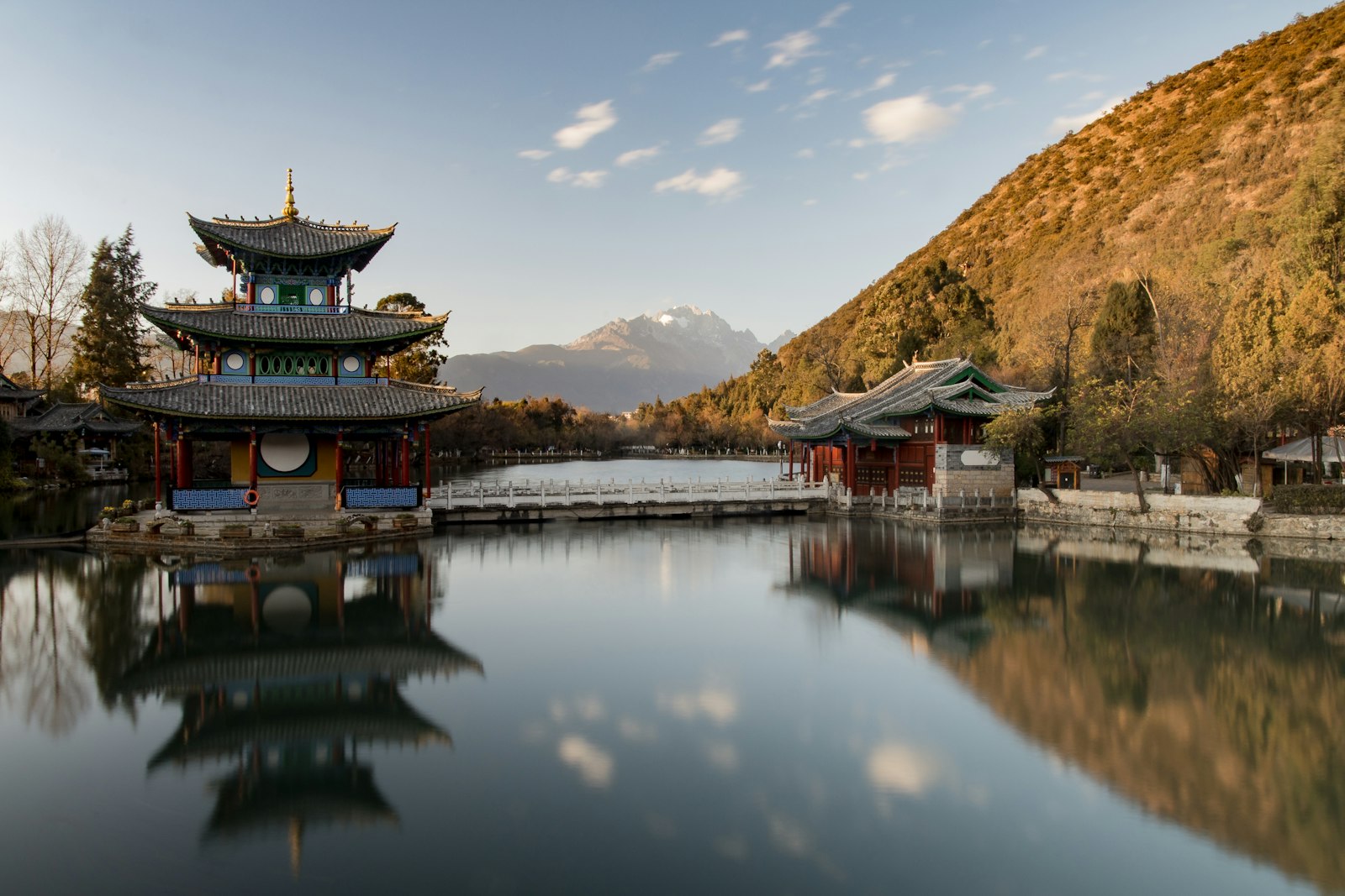 丽江黑龙潭公园，远眺玉龙雪山