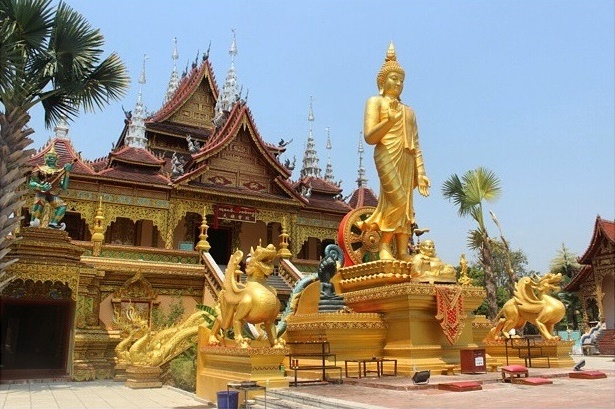 西双版纳景洪的傣族南传佛寺，金色立佛与华丽殿宇